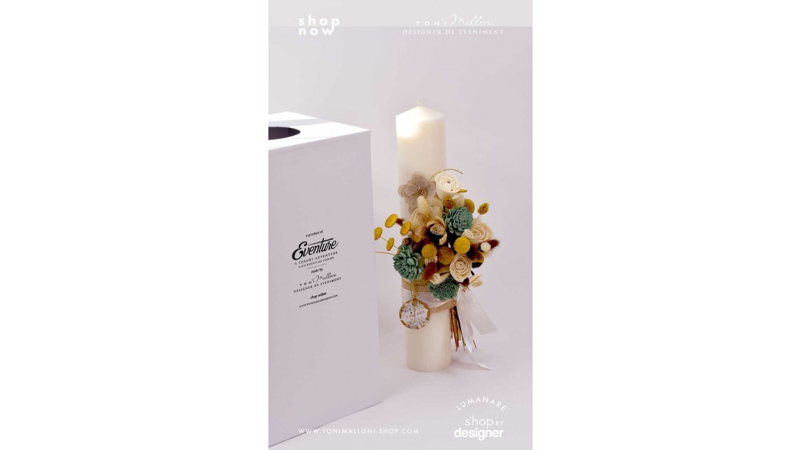 Lumanare botez scurta stalp decorata cu flori uscate si eticheta personalizata 1